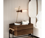 Sculptural Table Lamp Design: Gold-Plated Brass & Marble. The Emerson table lamp by Mezzo Collection redefines modern luxury with its sculptural form. This image highlights the key features: a unique, asymmetrical body in gleaming gold-plated brass and a contrasting Carrara marble base.