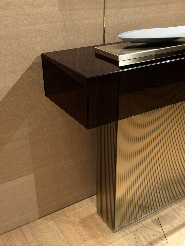 The Marty Console: A conversation starter for modern homes. This sculptural table by Visionnaire showcases Italian craftsmanship and combines luxury with functionality.