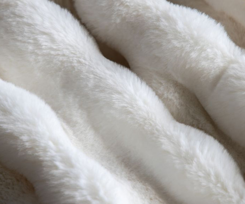 Snuggle up in comfort and luxury with the Cloud Cuddle Throw. This luxuriously soft, faux fur throw is the perfect way to unwind and relax after a long day.