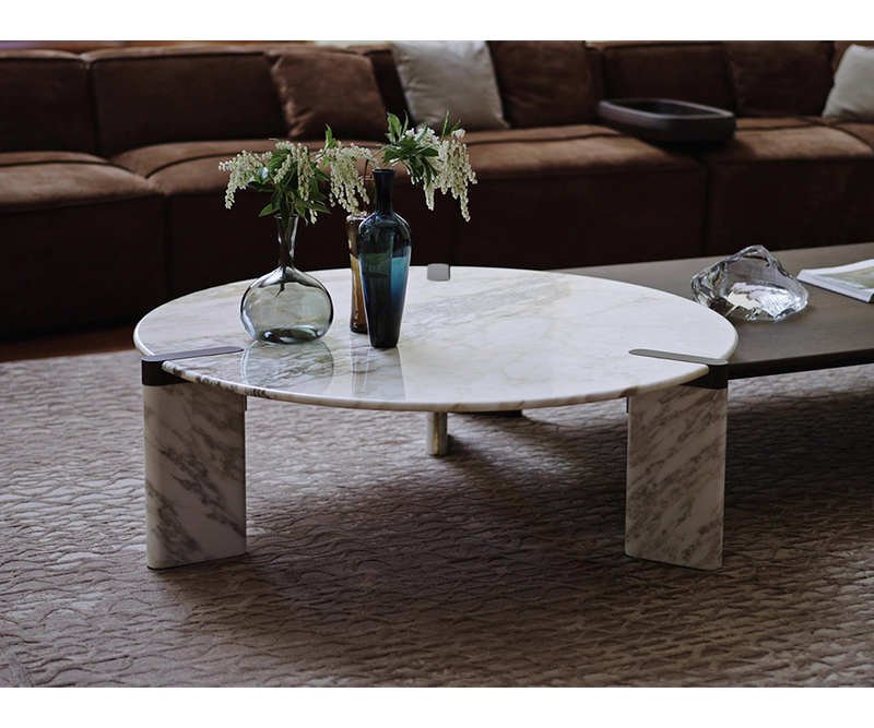 Close-up of the brass-plated aluminum base and marble top of the Ghidini 1961 Ottanta coffee table, highlighting its craftsmanship.