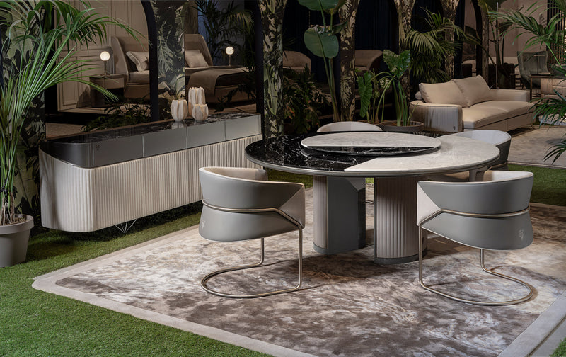 Customisable Metal Finish Dining Table: Visionnaire's Palace Dining Table allows for personalisation. Choose from satin or polished metal finishes for all metal parts to create a table that seamlessly integrates with your existing décor.