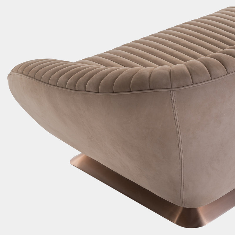 The Art of Relaxation: The Citizen Sofa Collection by Visionnaire. Choose from a classic quilted design or add optional loose cushions for additional comfort. Visionnaire's meticulous craftsmanship ensures unparalleled relaxation in any living space.