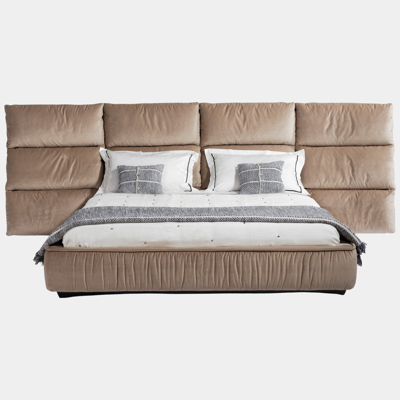 Visionnaire Palau Regular Bed: Modern luxury bed featuring a unique feather headboard for ultimate comfort. Upholstered frame with a matelassé effect and customisable metal finishes create a sophisticated and inviting bedroom haven.
