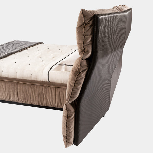 Luxury Bed with Feather Headboard: The Visionnaire Palau Regular Bed boasts a captivating headboard crafted from an array of stitched-together pillows, creating a soft and inviting focal point for your bedroom.