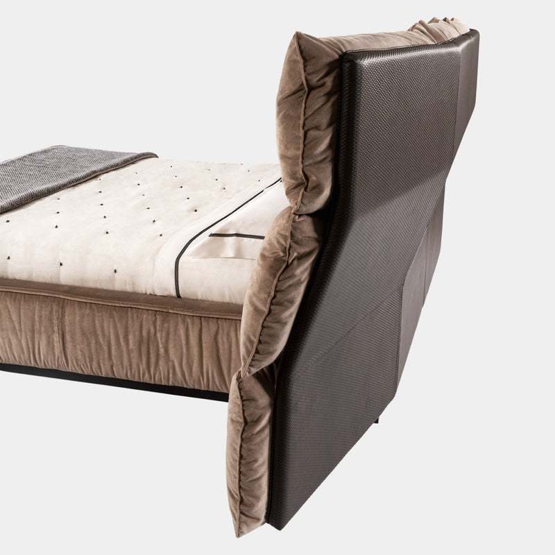 Luxury Bed with Feather Headboard: The Visionnaire Palau Regular Bed boasts a captivating headboard crafted from an array of stitched-together pillows, creating a soft and inviting focal point for your bedroom.